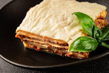 Lasagna bolonez bchamel sosu, et, peynir ikinci yemek lezzetli aperatif taze lezzetli gurme yemek arka planı masada rustik yemek 