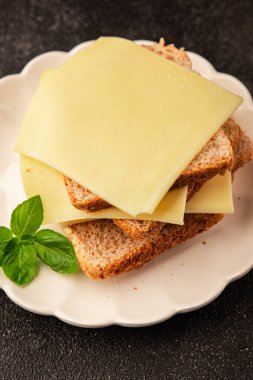 Sandviç, peynir, atıştırmalık taze lezzetli gurme yemek arkaplanı, masanın kırsal kesiminde fotokopi alanı.