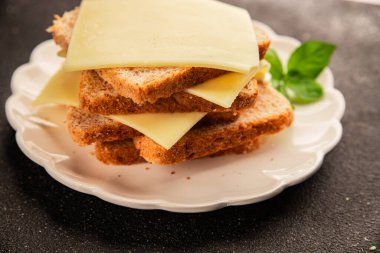 Sandviç, peynir, atıştırmalık taze lezzetli gurme yemek arkaplanı, masanın kırsal kesiminde fotokopi alanı.