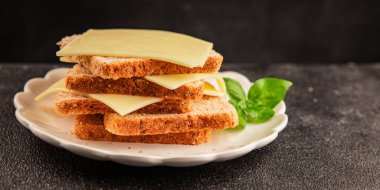 Sandviç, peynir, atıştırmalık taze lezzetli gurme yemek arkaplanı, masanın kırsal kesiminde fotokopi alanı.