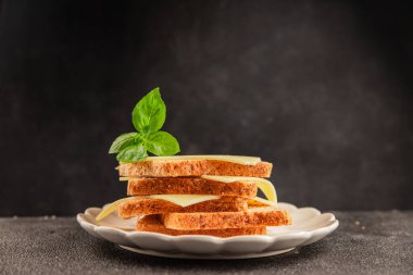 Sandviç, peynir, atıştırmalık taze lezzetli gurme yemek arkaplanı, masanın kırsal kesiminde fotokopi alanı.