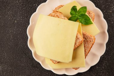 Sandviç, peynir, atıştırmalık taze lezzetli gurme yemek arkaplanı, masanın kırsal kesiminde fotokopi alanı.