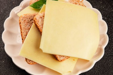 Sandviç, peynir, atıştırmalık taze lezzetli gurme yemek arkaplanı, masanın kırsal kesiminde fotokopi alanı.