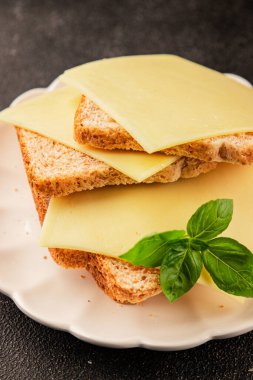 Sandviç, peynir, atıştırmalık taze lezzetli gurme yemek arkaplanı, masanın kırsal kesiminde fotokopi alanı.