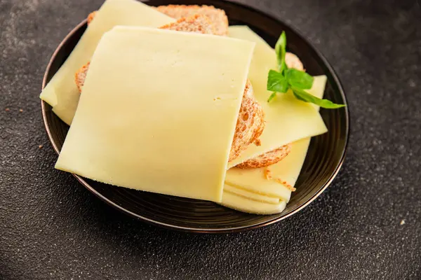 Sandviç, peynir, atıştırmalık taze lezzetli gurme yemek arkaplanı, masanın kırsal kesiminde fotokopi alanı.