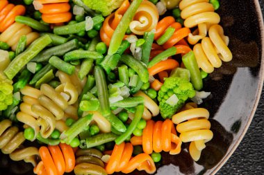 Trottole makarna sebzeler yeşil bezelye, yeşil fasulye, kohlrabi lahanası, brokoli ikinci yemek lezzetli çerez taze lezzetli gurme yemek arka planı masa kırsal gıda üst görünüm boşluk