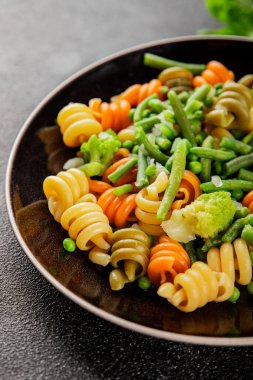 Trottole makarna sebzeler yeşil bezelye, yeşil fasulye, kohlrabi lahanası, brokoli ikinci yemek lezzetli çerez taze lezzetli gurme yemek arka planı masa kırsal gıda üst görünüm boşluk