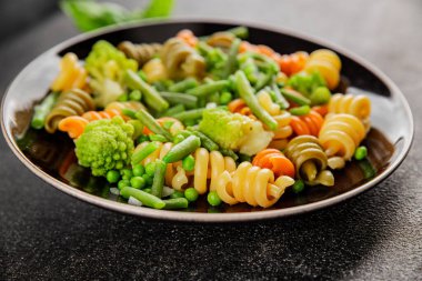 Trottole makarna sebzeler yeşil bezelye, yeşil fasulye, kohlrabi lahanası, brokoli ikinci yemek lezzetli çerez taze lezzetli gurme yemek arka planı masa kırsal gıda üst görünüm boşluk