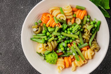 Trottole makarna sebzeler yeşil bezelye, yeşil fasulye, kohlrabi lahanası, brokoli ikinci yemek lezzetli çerez taze lezzetli gurme yemek arka planı masa kırsal gıda üst görünüm boşluk
