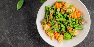 Trottole makarna sebzeler yeşil bezelye, yeşil fasulye, kohlrabi lahanası, brokoli ikinci yemek lezzetli çerez taze lezzetli gurme yemek arka planı masa kırsal gıda üst görünüm boşluk