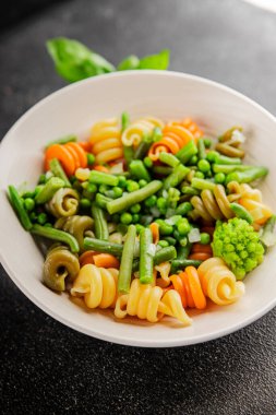 Trottole makarna sebzeler yeşil bezelye, yeşil fasulye, kohlrabi lahanası, brokoli ikinci yemek lezzetli çerez taze lezzetli gurme yemek arka planı masa kırsal gıda üst görünüm boşluk