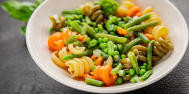 Trottole makarna sebzeler yeşil bezelye, yeşil fasulye, kohlrabi lahanası, brokoli ikinci yemek lezzetli çerez taze lezzetli gurme yemek arka planı masa kırsal gıda üst görünüm boşluk