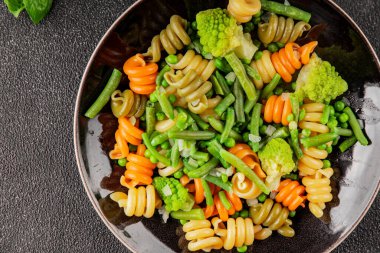 Trottole makarna sebzeler yeşil bezelye, yeşil fasulye, kohlrabi lahanası, brokoli ikinci yemek lezzetli çerez taze lezzetli gurme yemek arka planı masa kırsal gıda üst görünüm boşluk
