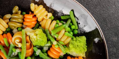 Trottole makarna sebzeler yeşil bezelye, yeşil fasulye, kohlrabi lahanası, brokoli ikinci yemek lezzetli çerez taze lezzetli gurme yemek arka planı masa kırsal gıda üst görünüm boşluk