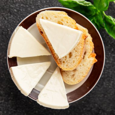 İşlenmiş peynirin işlenmiş porsiyon peyniri. Sandviç için. Lezzetli çerez.