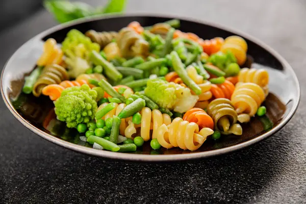 Trottole makarna sebzeler yeşil bezelye, yeşil fasulye, kohlrabi lahanası, brokoli ikinci yemek lezzetli çerez taze lezzetli gurme yemek arka planı masa kırsal gıda üst görünüm boşluk