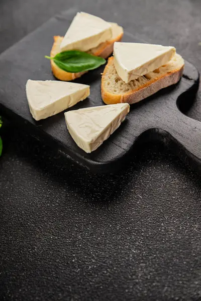 İşlenmiş peynirin işlenmiş porsiyon peyniri. Sandviç için. Lezzetli çerez.