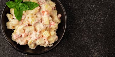 Patates salatası, patates, domates, havuç, mayonez lezzetli atıştırmalık taze gurme yemek arkaplanı masanın kırsal kesiminde fotokopi alanı.