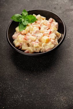 Patates salatası, patates, domates, havuç, mayonez lezzetli atıştırmalık taze gurme yemek arkaplanı masanın kırsal kesiminde fotokopi alanı.