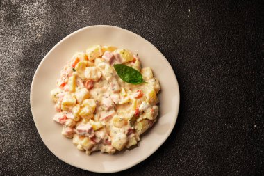 Patates salatası, patates, domates, havuç, mayonez lezzetli atıştırmalık taze gurme yemek arkaplanı masanın kırsal kesiminde fotokopi alanı.