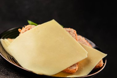 Gouda peyniri sert peyniri dilimliyor. Doğal ürünler. Lezzetli çerezler.