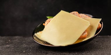 Gouda peyniri sert peyniri dilimliyor. Doğal ürünler. Lezzetli çerezler.