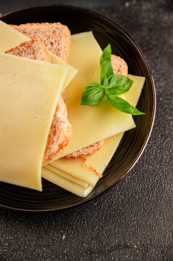 Gouda peyniri sert peyniri dilimliyor. Doğal ürünler. Lezzetli çerezler.