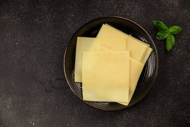 Gouda peyniri sert peyniri dilimliyor. Doğal ürünler. Lezzetli çerezler.