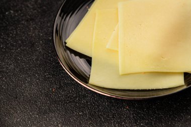 Gouda peyniri sert peyniri dilimliyor. Doğal ürünler. Lezzetli çerezler.