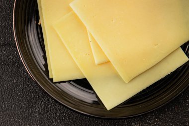 Gouda peyniri sert peyniri dilimliyor. Doğal ürünler. Lezzetli çerezler.