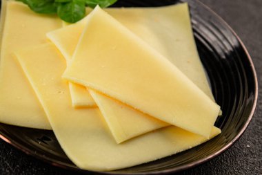 Gouda peyniri sert peyniri dilimliyor. Doğal ürünler. Lezzetli çerezler.