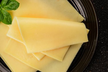 Gouda peyniri sert peyniri dilimliyor. Doğal ürünler. Lezzetli çerezler.