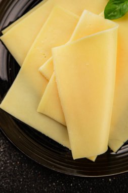 Gouda peyniri sert peyniri dilimliyor. Doğal ürünler. Lezzetli çerezler.