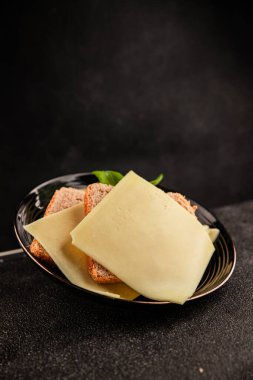 Gouda peyniri sert peyniri dilimliyor. Doğal ürünler. Lezzetli çerezler.