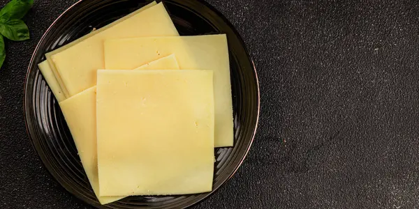 Gouda peyniri sert peyniri dilimliyor. Doğal ürünler. Lezzetli çerezler.