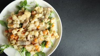 Patates salatası ve füme balık. Lezzetli çerez. Lezzetli gurme yemek arkaplanı.