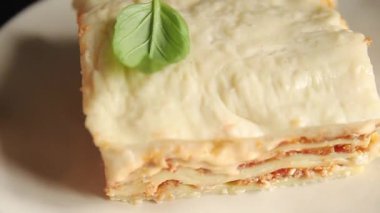 Lasagna bolonez bchamel sosu, et, peynir ikinci yemek lezzetli aperatif taze lezzetli gurme yemek arkaplanı masa rustik gıdanın üstünde fotokopi alanı