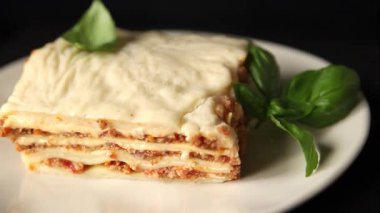 Lasagna bolonez bchamel sosu, et, peynir ikinci yemek lezzetli aperatif taze lezzetli gurme yemek arkaplanı masa rustik gıdanın üstünde fotokopi alanı