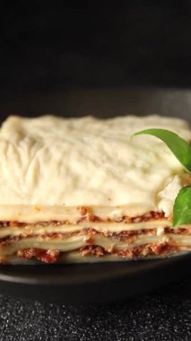 Lasagna bolonez bchamel sosu, et, peynir ikinci yemek lezzetli aperatif taze lezzetli gurme yemek arkaplanı masa rustik gıdanın üstünde fotokopi alanı