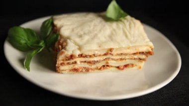 Lasagna bolonez bchamel sosu, et, peynir ikinci yemek lezzetli aperatif taze lezzetli gurme yemek arkaplanı masa rustik gıdanın üstünde fotokopi alanı
