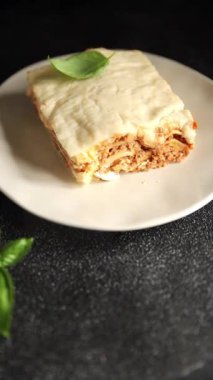 Lasagna bolonez bchamel sosu, et, peynir ikinci yemek lezzetli aperatif taze lezzetli gurme yemek arkaplanı masa rustik gıdanın üstünde fotokopi alanı