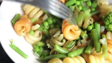 Makarna Trottole sebzesi yeşil bezelye, yeşil fasulye, kohlrabi lahanası, brokoli ikinci yemek lezzetli aperatif taze lezzetli gurme yemek arkaplan masada rustik gıda üst görünüm alanı