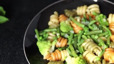 Makarna Trottole sebzesi yeşil bezelye, yeşil fasulye, kohlrabi lahanası, brokoli ikinci yemek lezzetli aperatif taze lezzetli gurme yemek arkaplan masada rustik gıda üst görünüm alanı