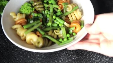 Makarna Trottole sebzesi yeşil bezelye, yeşil fasulye, kohlrabi lahanası, brokoli ikinci yemek lezzetli aperatif taze lezzetli gurme yemek arkaplan masada rustik gıda üst görünüm alanı