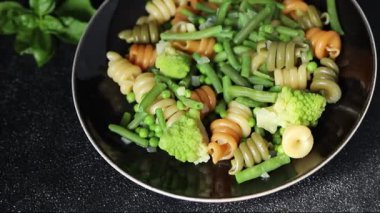 Makarna Trottole sebzesi yeşil bezelye, yeşil fasulye, kohlrabi lahanası, brokoli ikinci yemek lezzetli aperatif taze lezzetli gurme yemek arkaplan masada rustik gıda üst görünüm alanı