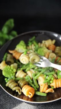 Makarna Trottole sebzesi yeşil bezelye, yeşil fasulye, kohlrabi lahanası, brokoli ikinci yemek lezzetli aperatif taze lezzetli gurme yemek arkaplan masada rustik gıda üst görünüm alanı