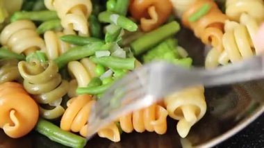 Makarna Trottole sebzesi yeşil bezelye, yeşil fasulye, kohlrabi lahanası, brokoli ikinci yemek lezzetli aperatif taze lezzetli gurme yemek arkaplan masada rustik gıda üst görünüm alanı