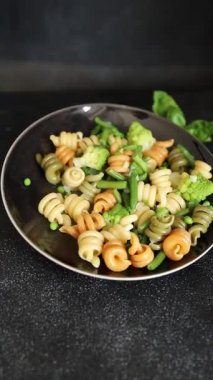 Makarna Trottole sebzesi yeşil bezelye, yeşil fasulye, kohlrabi lahanası, brokoli ikinci yemek lezzetli aperatif taze lezzetli gurme yemek arkaplan masada rustik gıda üst görünüm alanı