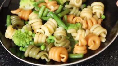 Makarna Trottole sebzesi yeşil bezelye, yeşil fasulye, kohlrabi lahanası, brokoli ikinci yemek lezzetli aperatif taze lezzetli gurme yemek arkaplan masada rustik gıda üst görünüm alanı