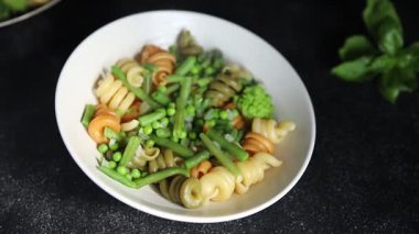 Makarna Trottole sebzesi yeşil bezelye, yeşil fasulye, kohlrabi lahanası, brokoli ikinci yemek lezzetli aperatif taze lezzetli gurme yemek arkaplan masada rustik gıda üst görünüm alanı